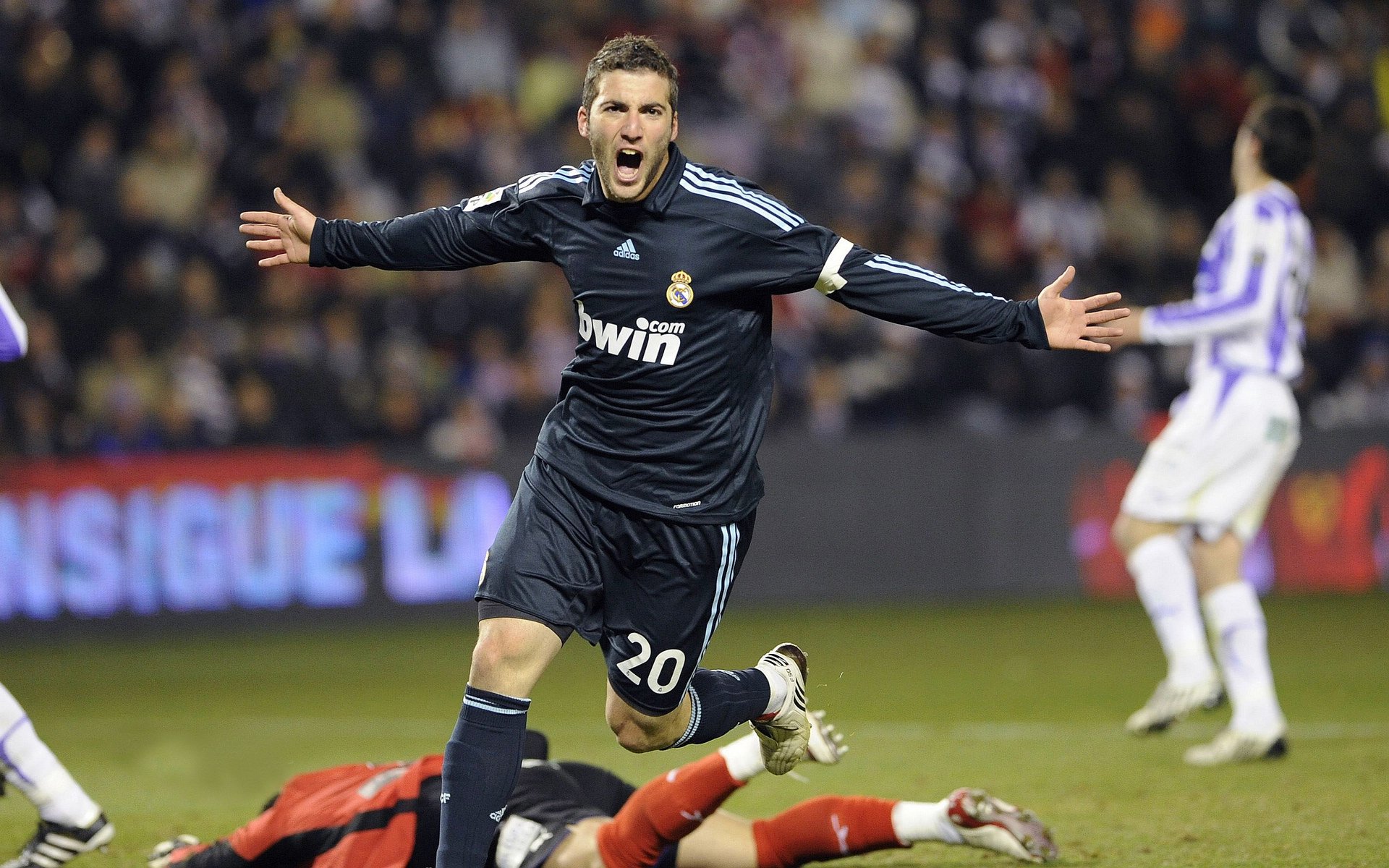 球场内外：比赛精彩、悬念和球迷支持完美结合，球场内讧